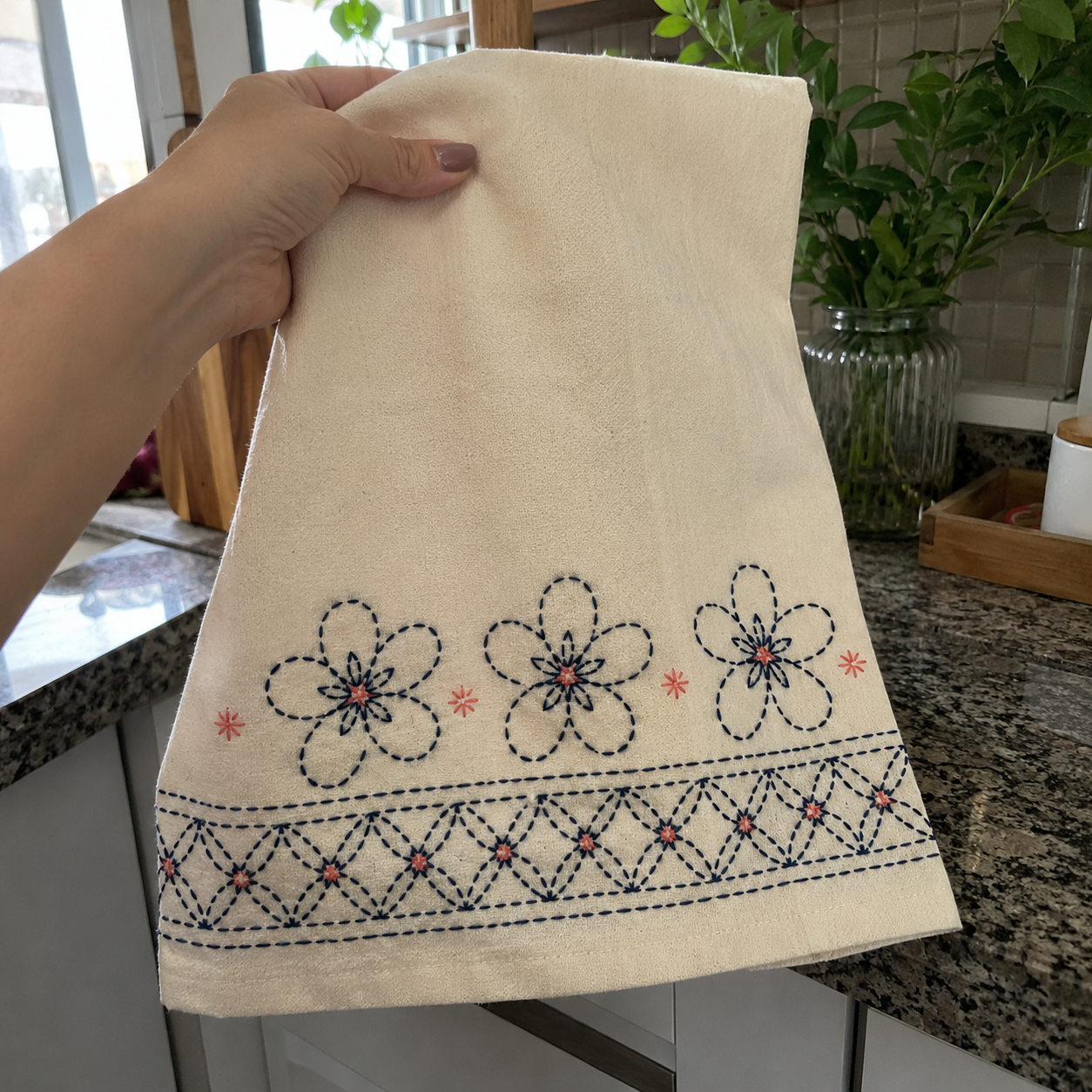 Trabalho de aluna: pano de prato com flores bordadas